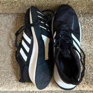 Adidas Boys/mens size 6 tennis shoes. Like new condition.